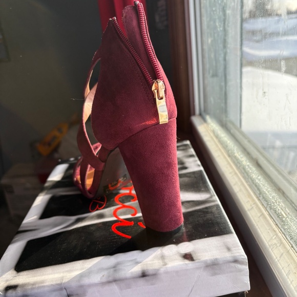 High heels - Picture 4 of 4